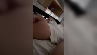 Le masturba il culo con la mano e poi la sodomizza