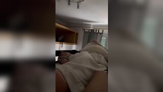 Le masturba il culo con la mano e poi la sodomizza