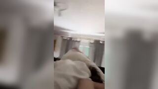 Le masturba il culo con la mano e poi la sodomizza