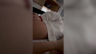 Le masturba il culo con la mano e poi la sodomizza