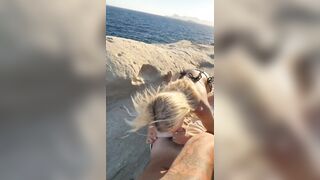 Troia italiana fa pompino in spiaggia