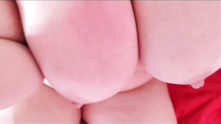 Sborrata sulle tettone dopo il pompino