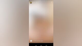 Morettina si sditalina la passera e manda il video al fan