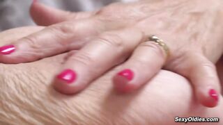 Bionda nonna tettona si masturba