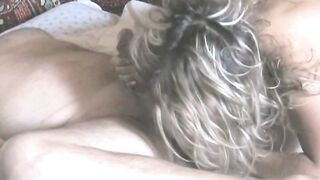 La russa Natasha succhia e ingoia dolcemente lo sperma