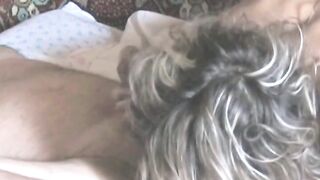 La russa Natasha succhia e ingoia dolcemente lo sperma