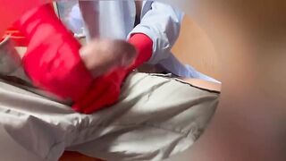 Sega fetish coi guanti per le faccende domestiche