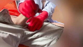 Sega fetish coi guanti per le faccende domestiche