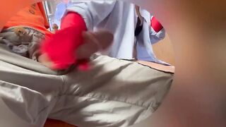 Sega fetish coi guanti per le faccende domestiche