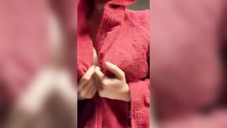 Ti va di ciucciarmi le tette maiale segaiolo ?