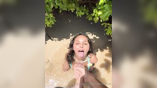 Troietta si fa sborrare in una caletta al mare