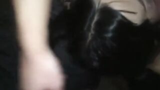 Troia succhia due grossi cazzi, doppio pompino