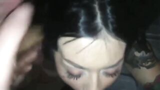 Troia succhia due grossi cazzi, doppio pompino