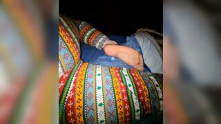 Anteprima del video: Mostro le curve del mio culo e cosce ed i miei piedi in pigiama