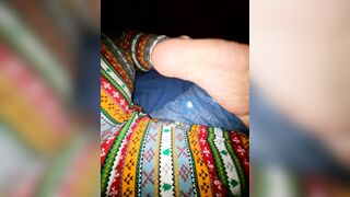 Mostro le curve del mio culo e cosce ed i miei piedi in pigiama