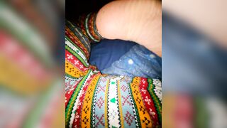 Mostro le curve del mio culo e cosce ed i miei piedi in pigiama