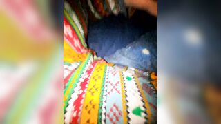 Mostro le curve del mio culo e cosce ed i miei piedi in pigiama