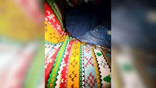 Mostro le curve del mio culo e cosce ed i miei piedi in pigiama