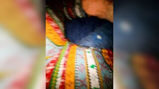 Mostro le curve del mio culo e cosce ed i miei piedi in pigiama