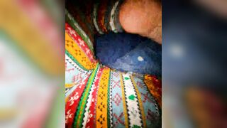 Mostro le curve del mio culo e cosce ed i miei piedi in pigiama