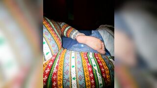 Mostro le curve del mio culo e cosce ed i miei piedi in pigiama