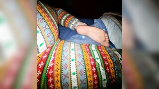 Mostro le curve del mio culo e cosce ed i miei piedi in pigiama