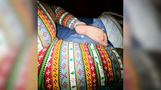 Mostro le curve del mio culo e cosce ed i miei piedi in pigiama