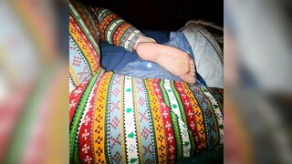 Mostro le curve del mio culo e cosce ed i miei piedi in pigiama