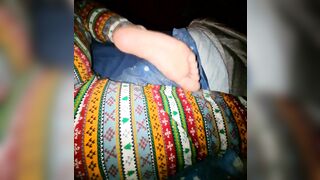 Mostro le curve del mio culo e cosce ed i miei piedi in pigiama