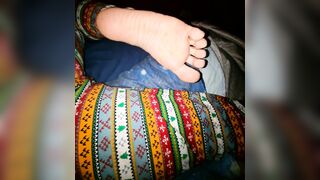 Mostro le curve del mio culo e cosce ed i miei piedi in pigiama