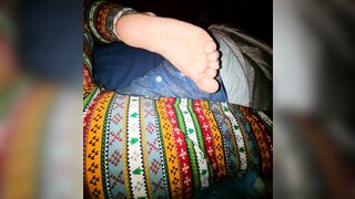 Mostro le curve del mio culo e cosce ed i miei piedi in pigiama