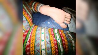 Mostro le curve del mio culo e cosce ed i miei piedi in pigiama