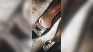 Mi sego e schizzo nelle scarpe di una modella!