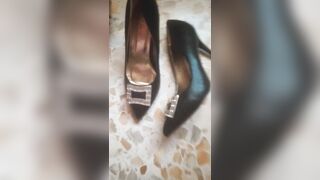 Mi sego e schizzo nelle scarpe di una modella!