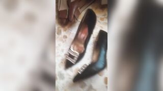 Mi sego e schizzo nelle scarpe di una modella!