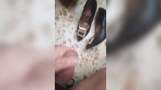 Mi sego e schizzo nelle scarpe di una modella!