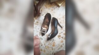 Mi sego e schizzo nelle scarpe di una modella!