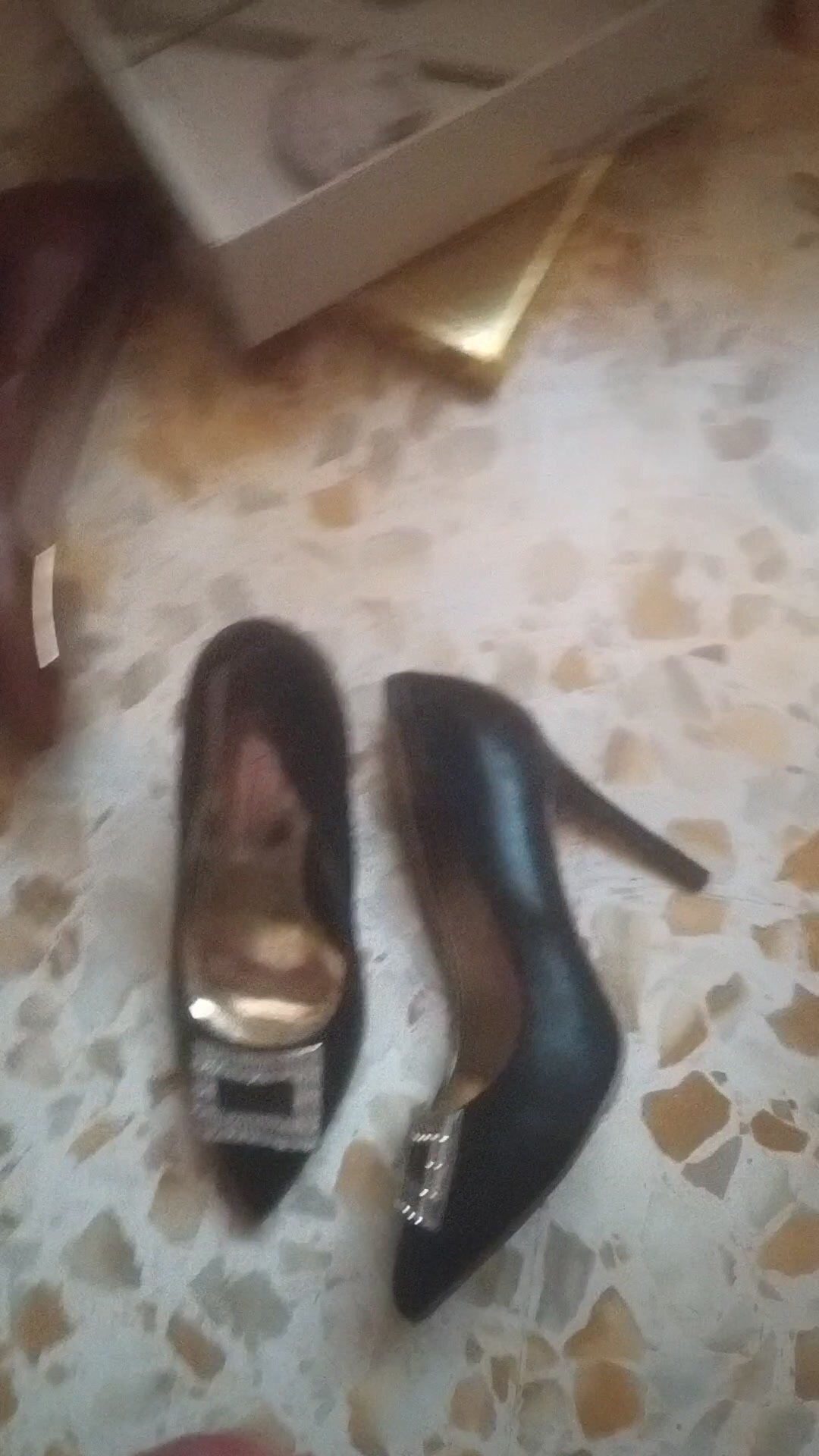 Mi sego e schizzo nelle scarpe di una modella!