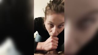 Glielo succhia strizzandogli i coglioni