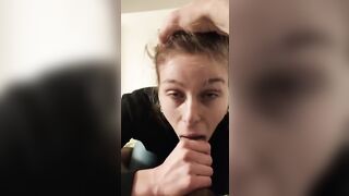 Glielo succhia strizzandogli i coglioni