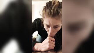 Glielo succhia strizzandogli i coglioni