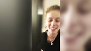 Glielo succhia strizzandogli i coglioni