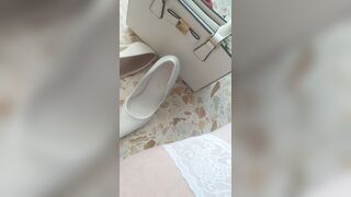 Anteprima del video: Mi sego e sborro nelle scarpe bianche da sposa!