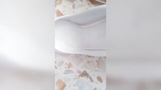 Mi sego e sborro nelle scarpe bianche da sposa!