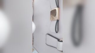 Mi sego e sborro nelle scarpe bianche da sposa!