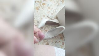 Mi sego e sborro nelle scarpe bianche da sposa!
