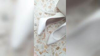 Mi sego e sborro nelle scarpe bianche da sposa!