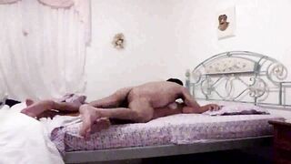 lo lavora bene prima con la bocca e dopo si fa scopare e gli viene da pisciare