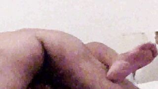 lo lavora bene prima con la bocca e dopo si fa scopare e gli viene da pisciare