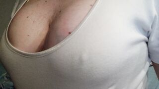 Anteprima del video: QUANDO FA CALDO ESCO SENZA REGGISENO